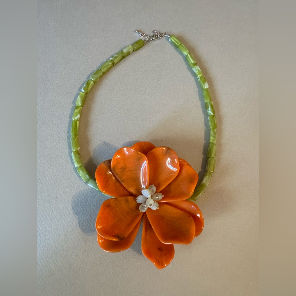 flower statement necklace A1493 - Picture 3 of 4